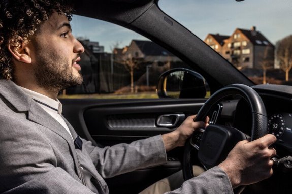 chauffeur in auto