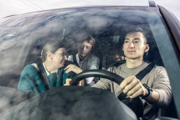 chauffeur en 2 passagiers in auto
