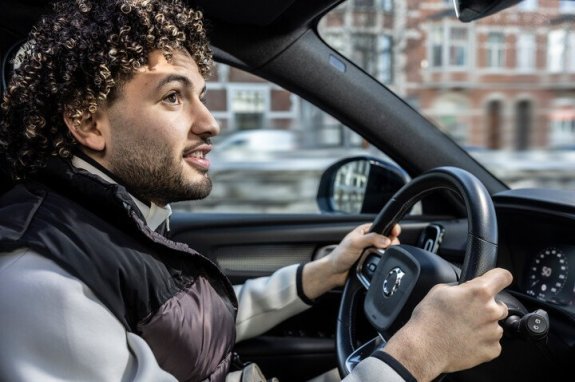 jonge man achter het stuur van een auto