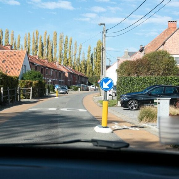 fietssuggestiestrook aan kruispunt met voorrang van rechts