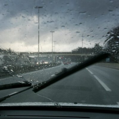 auto op autosnelweg bij regenweer