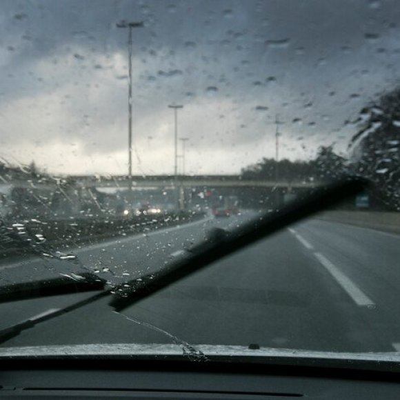 regen op de autosnelweg