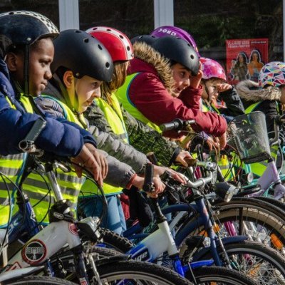 groep kinderen op de fiets