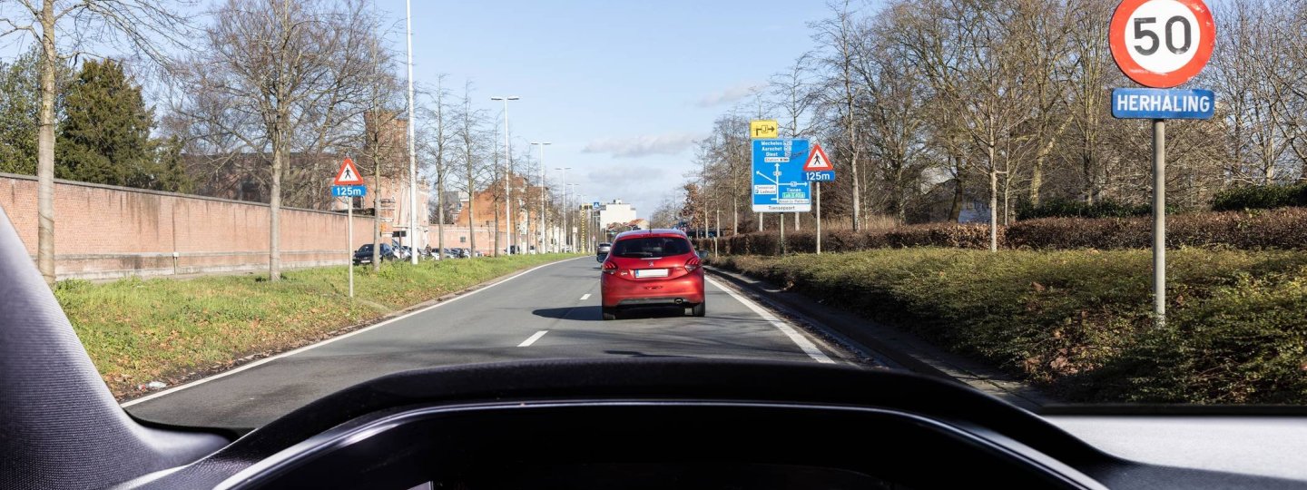 auto op rijbaan verkeersbord snelheidslimiet 50 km/u