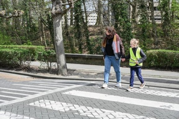 Veiligverkeer.be | Waar Moeten Voetgangers Stappen En Oversteken?