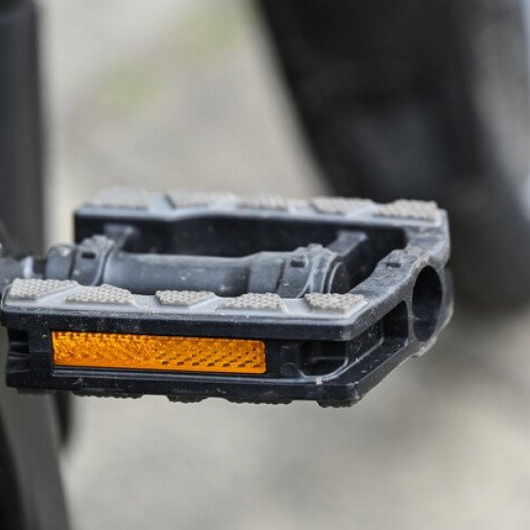 Oranje reflectoren in pedalen fiets