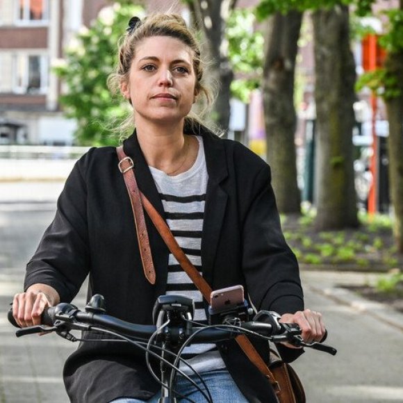 vrouw op fiets met gsm in houder