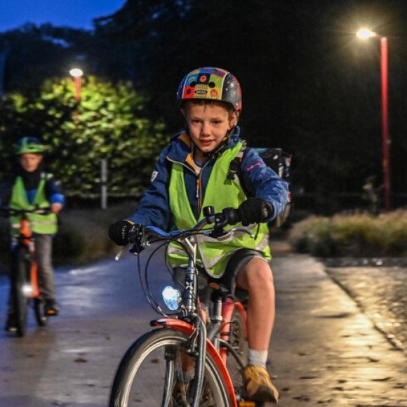 2 kinderen op de fiets in het donker