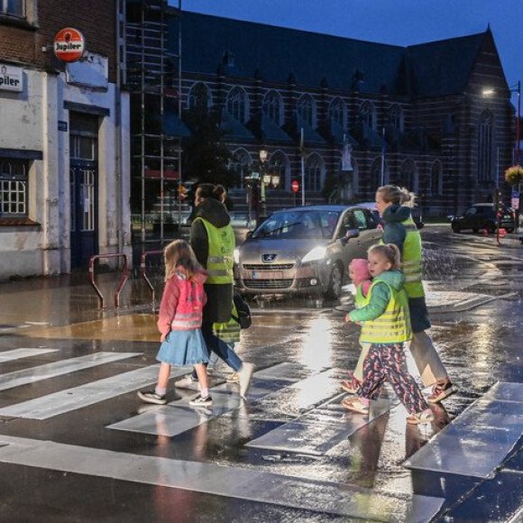 overstekende kindere in het donker met fluokledij