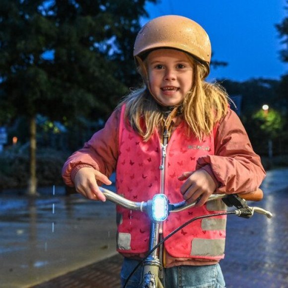 meisje met fiets in het donker