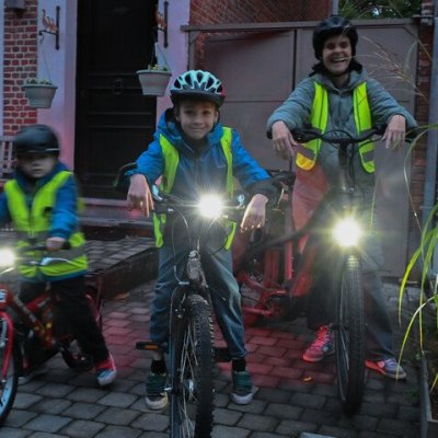 fietsers in het donker met fietslicht en fluohesje