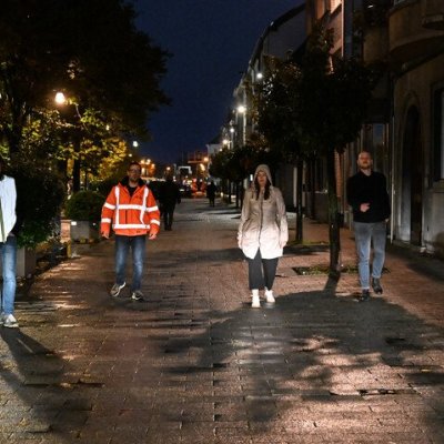 Personen met fluo, reflecterende en donkere kledij in het donker