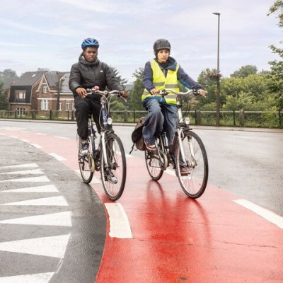 fietsers met fietshelm